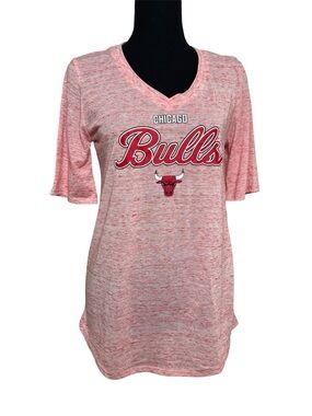 NBA Chicago Bulls Women’s Pink V-Neck T-Shirt Medium Space Dye Logo Graphic NWT